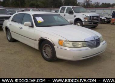 2001-lincoln-town-car-cartier-sedan